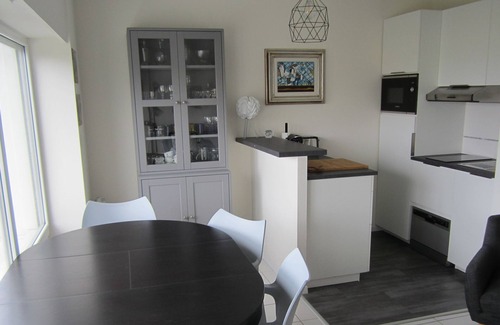Penvenan Apartamento | Facing Port Blanc beach, beautiful apartment with garden