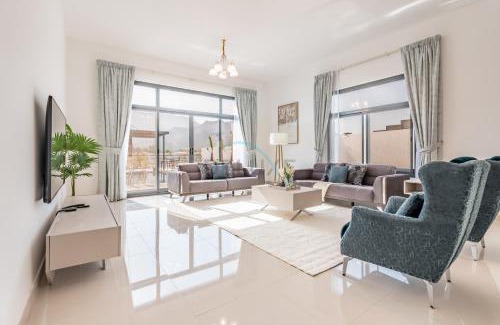 Sharm Apartamento | Facing the Sea and Mountains 4BR Villa with Assistant Room and Private Pool, Al Dana Island, Fujairah by Deluxe Holiday Homes