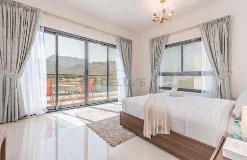 Sharm Apartamento | Facing the Sea and Mountains 4BR Villa with Assistant Room and Private Pool, Al Dana Island, Fujairah by Deluxe Holiday Homes