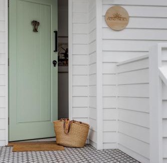 Rye Casa | Facing the Sun 5 min walk to beach & sleeps 8