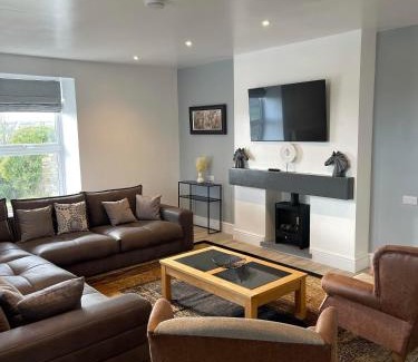 Llandysul Casa | Faerdre Manor Large Holiday Home