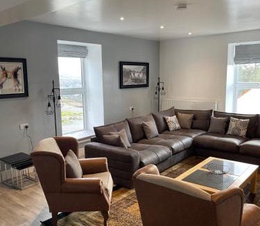 Llandysul Casa | Faerdre Manor Large Holiday Home