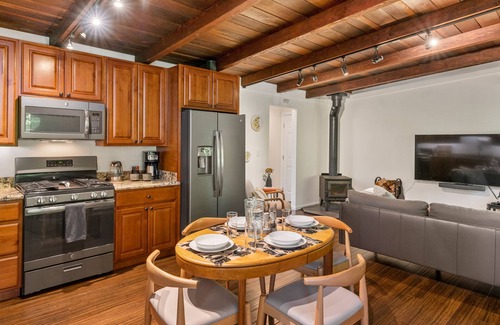 Hacienda Cabina | Faeya Grove - Charming Family Getaway! Remodeled, short drive to Russian River.