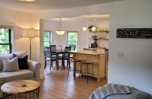 Kennebunk Cabaña | Fair Winds Cottage ~ 1 mile to Kennebunk beaches
