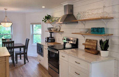 Kennebunk Cabaña | Fair Winds Cottage ~ 1 mile to Kennebunk beaches