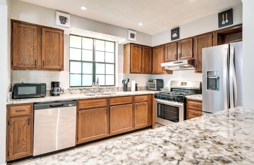 Fairburn Casa | Fairburn Home w/ 2 Decks, Grill & Outdoor Dining!