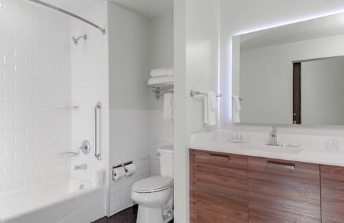 Downtown Dallas Hotel | Fairfield Inn & Suites by Marriott Dallas Downtown