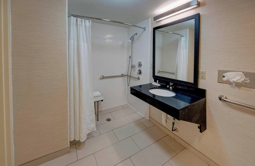 Florida Center Hotel | Fairfield Inn & Suites by Marriott Near Universal Orlando