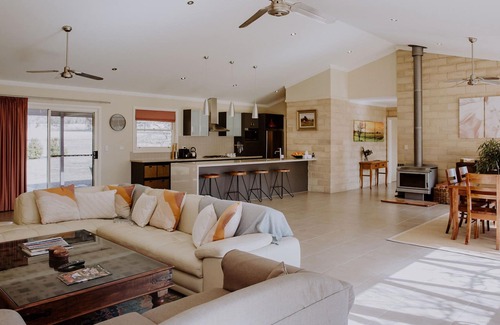St Fillans Casa | Fairleys Mudgee - Minutes to Wineries & Great for Families