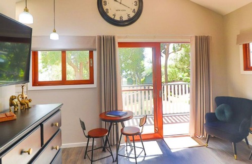 Nords Wharf Casa | Fairview Cottage - Couples getaway with lake views