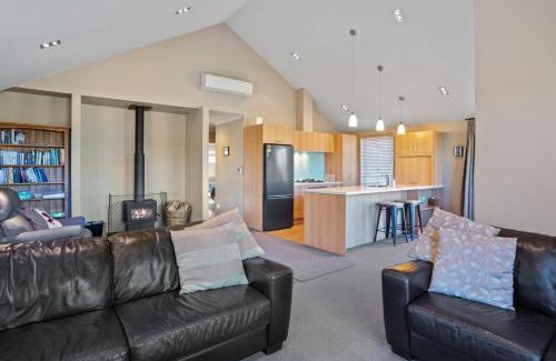 Hanmer Springs Casa | Fairway Cottage - Hanmer Springs Holiday Home