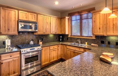 Truckee Casa | Fairway Drive 13136 by East West Hospitality