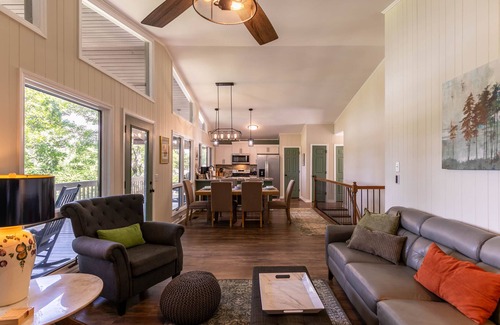 Spruce Pine Cabina | Fairway Gem at Spruce Pine - EV charge port, hot tub, fishing access