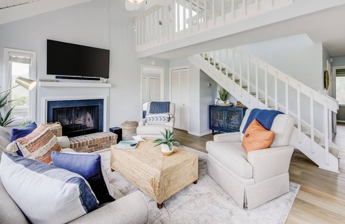 Sealoft Villas Villa | Fairway & lake-view villa with AC, decks, grill, on-site pools & golf