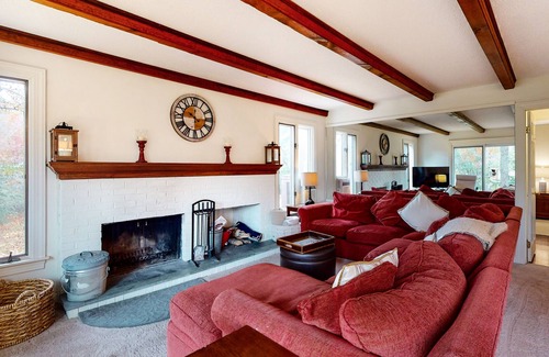 West Hartford Cabina | Fairway Village gem on the Quechee Golf Course - air-conditioning & fireplace