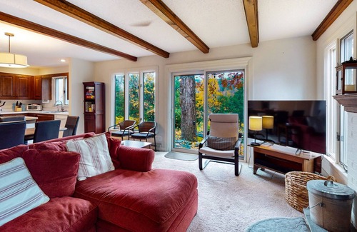 West Hartford Cabina | Fairway Village gem on the Quechee Golf Course - air-conditioning & fireplace