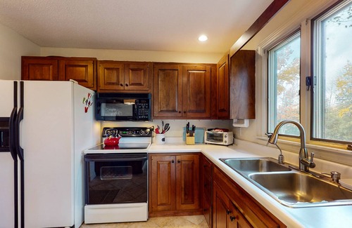 West Hartford Cabina | Fairway Village gem on the Quechee Golf Course - air-conditioning & fireplace