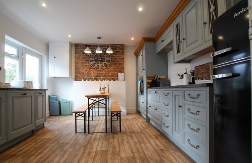 Hoylake Cabaña | Fairways View - a house that sleeps 6 guests in 4 bedrooms