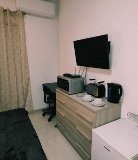 Luqa Casa | Fairwinds - Double Room with Ensuite - Luqa Airport - Self Check In & Out available