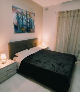 Luqa Casa | Fairwinds - Double Room with Ensuite - Luqa Airport - Self Check In & Out available