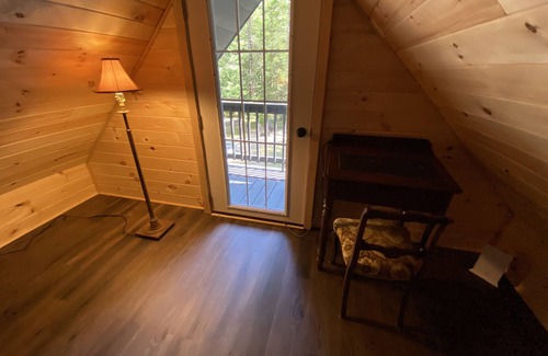 Town of Hope Cabina | Fairy Hollow Adirondack Cabin