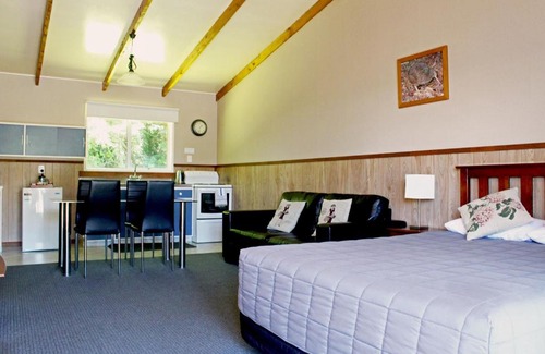 Kawaha Point Hotel | Fairy Springs Motel