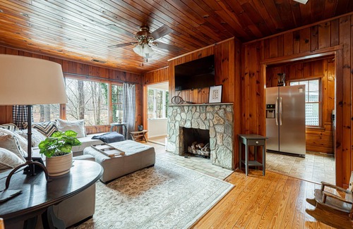 Balsam Casa | Fairy Tale Charm: Mtn Cabin + Mtn Stream + Deck