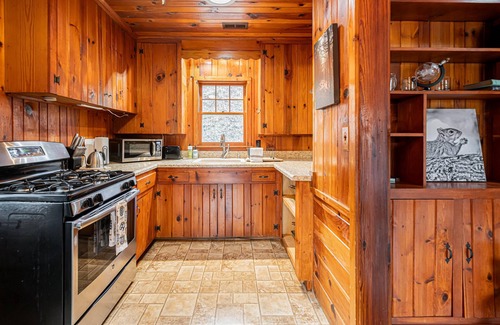 Balsam Casa | Fairy Tale Charm: Mtn Cabin + Mtn Stream + Deck