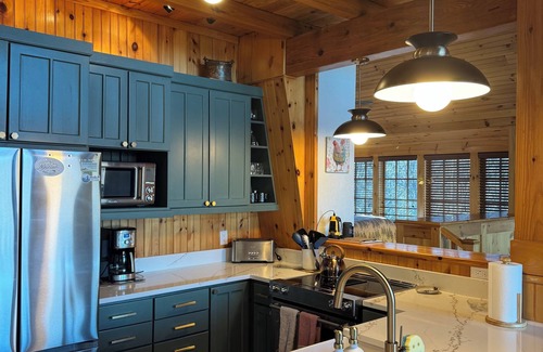 Black Mountain Cabina | Fairytale 3-bedroom cabin in lovely Black Mountain with Views, WiFi, Hot Tub