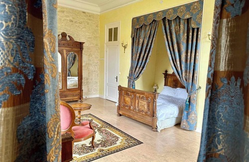 Blaye Otro | Fairytale Chateau with pool surrounded by vineyard and parc