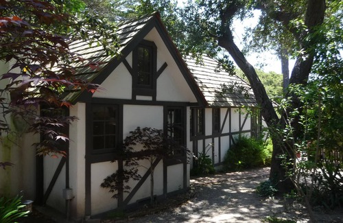 Southeast Carmel Cabaña | Cotswold Cottage en Carmel-by-the-sea