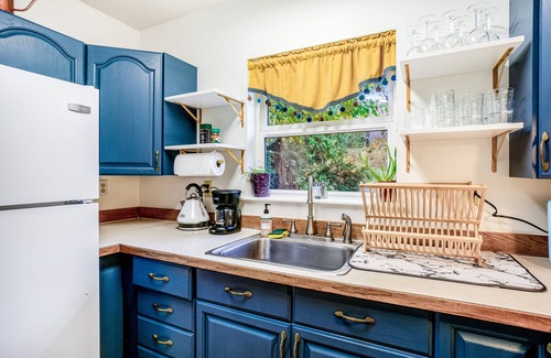 Vashon Island Cabaña | Fairytale Cottage with a Lovely Meadow Setting, Patio & WiFi - Walk to KVI Beach
