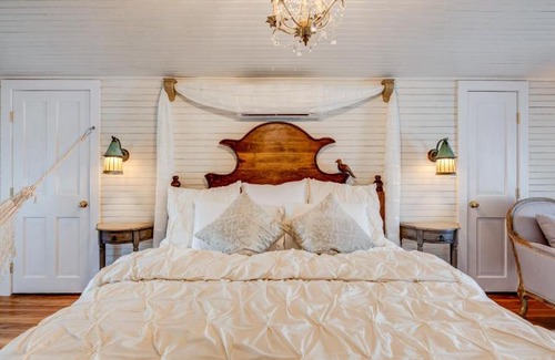 Belmont Casa | Fairytale Loft Suite 1 bed, 1 bath Luxury Apartment in Downtown Belmont