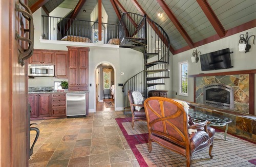 Davis Apartamento | Fairytale retreat at UC Davis, ultimate privacy and comfort