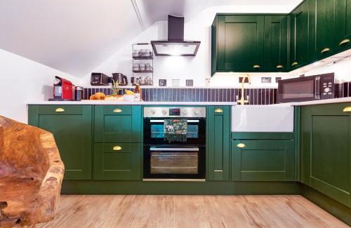 Romford Chalet De Esquí | Fairytale Staycation - Near London by Damask Homes