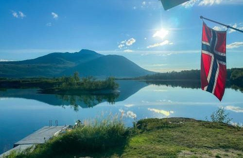 Balsfjord Casa | Fairytale STAYcation - JACUZZI, BOAT & SAUNA