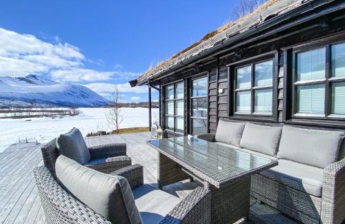 Balsfjord Casa | Fairytale STAYcation - JACUZZI, BOAT & SAUNA