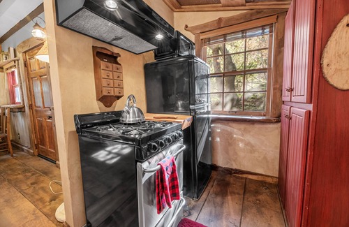 Lake Arrowhead Cabina | Fairytale themed secluded cabin- pets ok, king bed, fast Wi-Fi!