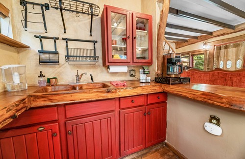 Lake Arrowhead Cabina | Fairytale themed secluded cabin- pets ok, king bed, fast Wi-Fi!