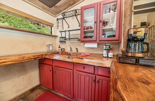 Lake Arrowhead Cabina | Fairytale themed secluded cabin- pets ok, king bed, fast Wi-Fi!