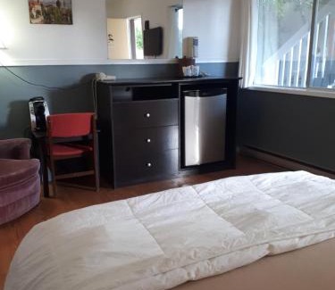 North Cowichan Hotel | Falcon Nest Motel