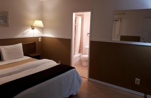 North Cowichan Hotel | Falcon Nest Motel
