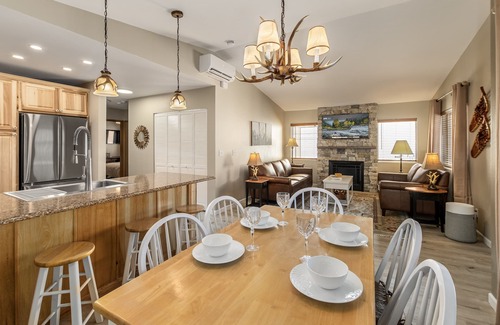 Downtown Leavenworth Condominio | Falcon's Nest 2 Bedroom Condo by RedAwning