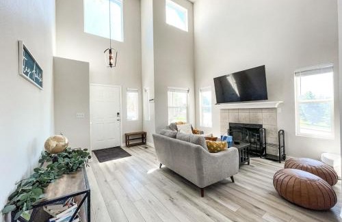 Gleneagle Casa | Falcon's Nest hot tub games mins to USAFA and hiking