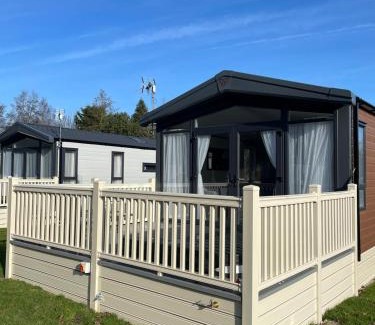 Allerthorpe Casa | Falconers Lodge with Hot Tub