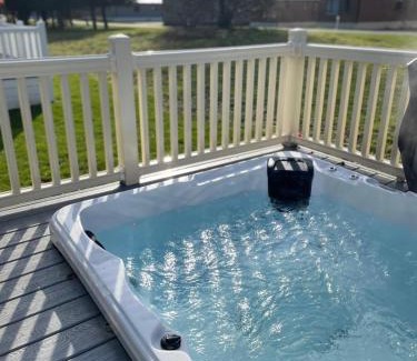 Allerthorpe Casa | Falconers Lodge with Hot Tub