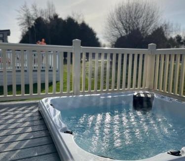 Allerthorpe Casa | Falconers Lodge with Hot Tub