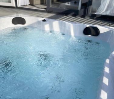 Allerthorpe Casa | Falconers Lodge with Hot Tub