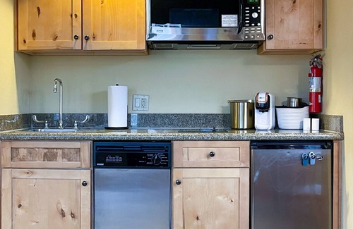 Crested Butte Apartamento | Steps from the Slopes! Hot Tub, Indoor/outdoor pool, Cozy, clean, convenient!