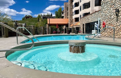 Crested Butte Apartamento | Steps from the Slopes! Hot Tub, Indoor/outdoor pool, Cozy, clean, convenient!